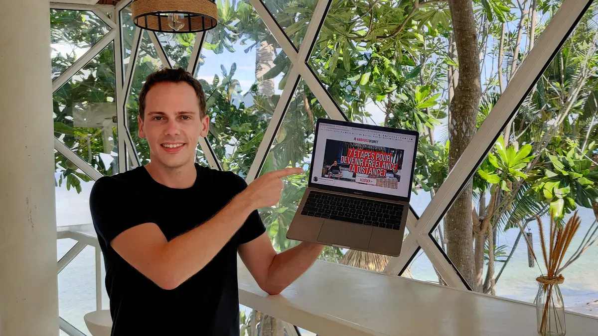 Ambroise Debret montre sur son laptop une présentation pour devenir freelance à distance