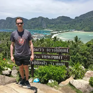 Ambroise Debret au point de vue de Koh Phi Phi, en Thaïlande, en avril 2017